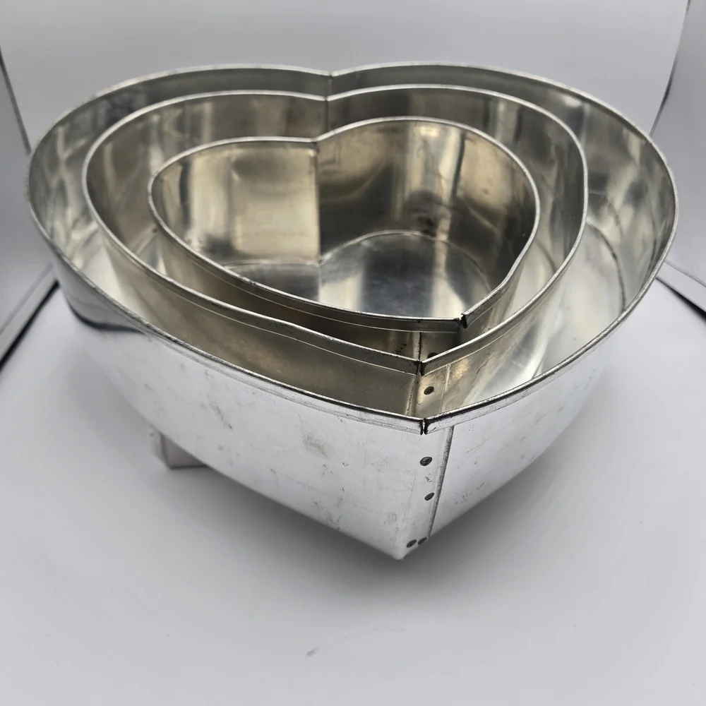 Vintage 3 pc set Metal Heart Shaped Cake Pans Mold Primitive Rustic Farmhouse